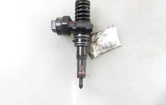 Volkswagen Golf IV Fuel injector 0414720015 038130073J