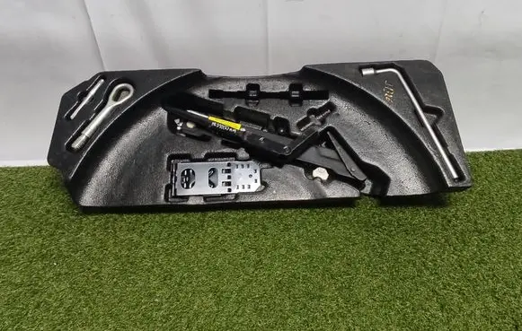 Mercedes-Benz ML W164 Tool set A1645800018