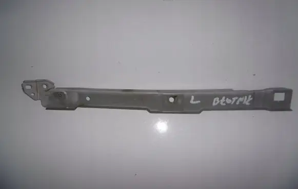 Nissan Almera Tino Fender mounting bracket