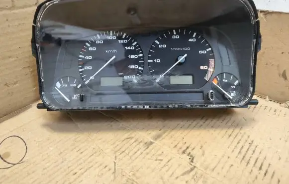 Volkswagen Polo III 6N 6N2 6NF Speedometer (instrument cluster) 87001323