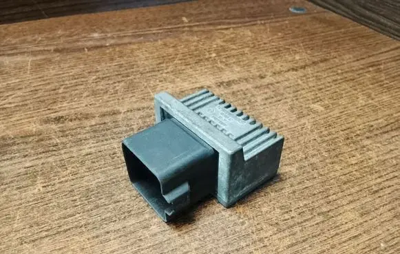 Opel Vivaro Glow plug pre-heat relay 7700115078