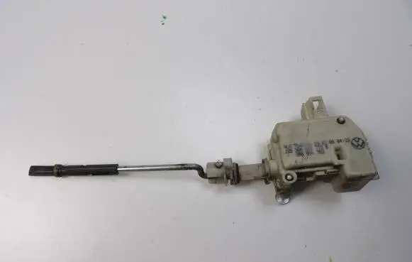 Volkswagen PASSAT B5 Central locking motor 3B0810773B 3B0959782