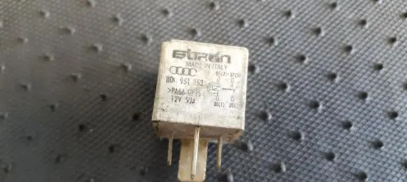 Volkswagen PASSAT B5 Other relay 8D0951253