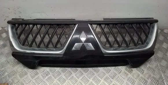 Mitsubishi Pajero Sport I Front bumper upper radiator grill 7450A029