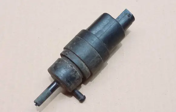 BMW 5 E34 Windshield washer spray nozzle 1380111