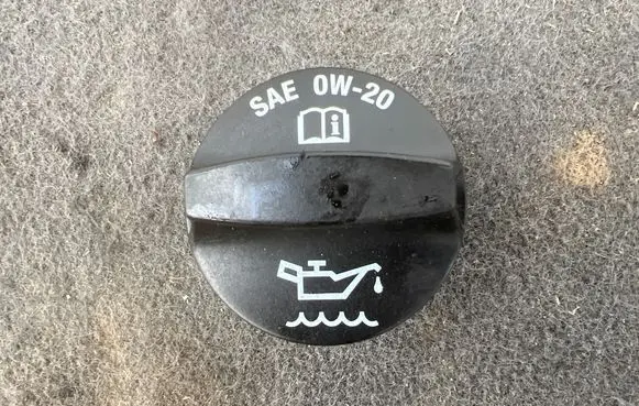 Opel Insignia B Oil filler cap 
