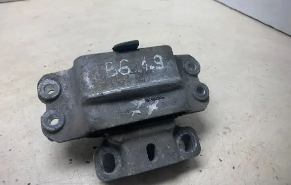 Volkswagen PASSAT B6 Engine mount bracket 3C0199555