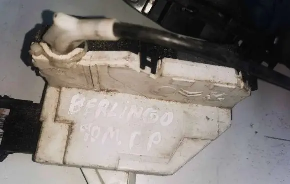 Citroen Berlingo Front door lock A01456