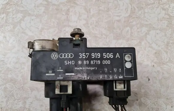 Volkswagen Golf III Coolant fan relay 357919506A 898719000