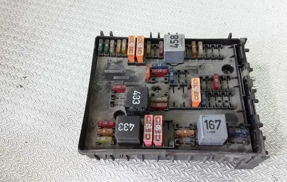 Volkswagen Touran I Fuse module 1T1937535B