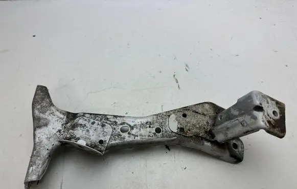 Audi A3 S3 8V Fender mounting bracket 8V0821136