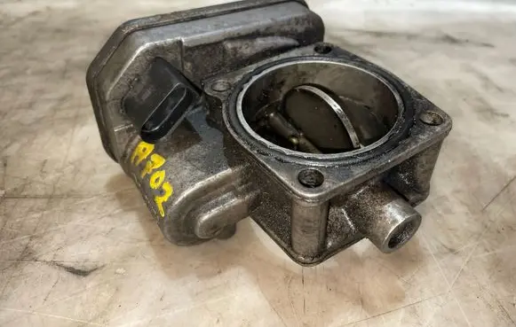 Opel Zafira B Throttle valve 8981052101