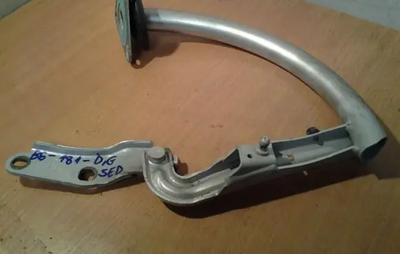 Volkswagen PASSAT B6 Tailgate/trunk/boot hinge 3C5827302B