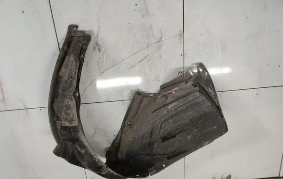 Front wheel arch liner splash guards