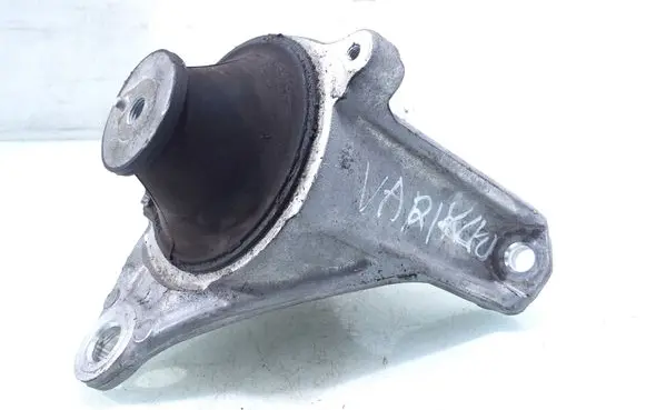 Honda CR-V Engine mount bracket