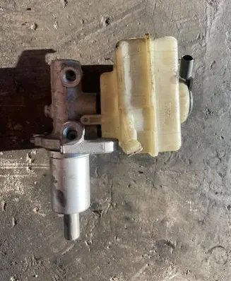 BMW 5 E60 E61 Brake fluid reservoir 32067179