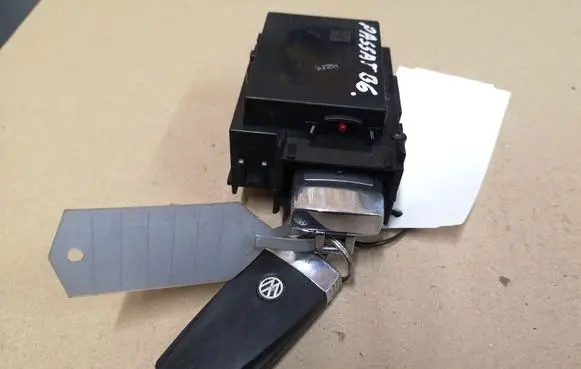 Volkswagen PASSAT B6 Ignition lock 3C0905843R