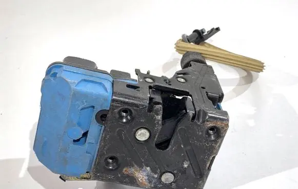Volvo V70 Front door lock 