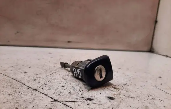 Volkswagen PASSAT B5 Coupe door lock (next to the handle) 