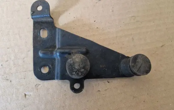 Volkswagen Golf III Other engine bay part 037133519M