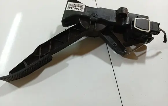 Mercedes-Benz A W169 Accelerator throttle pedal A1693000304
