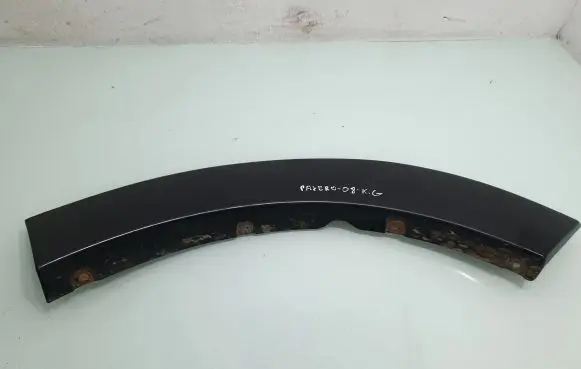 Rear fender molding trim
