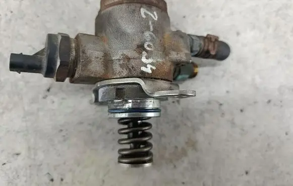 Volkswagen Jetta V Fuel injection high pressure pump 