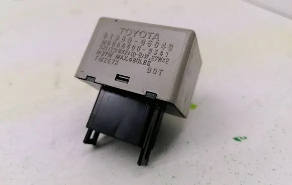 Toyota Corolla Verso AR10 Hazard warning light relay 8198005040 MB0665005341 FM257X
