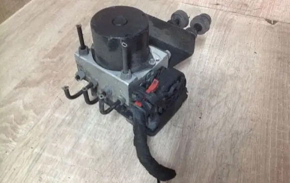Skoda Fabia Mk2 (5J) ABS Pump 6R0907379J 0265800816