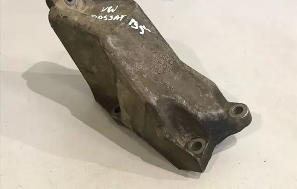 Volkswagen PASSAT B5 Engine mounting bracket 8D0199307L