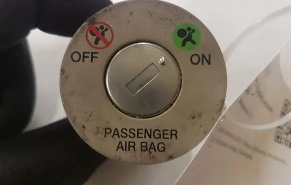 Hyundai Santa Fe Passenger airbag on/off switch 