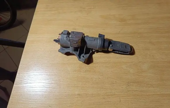 Volkswagen PASSAT B5.5 Ignition lock 4B0905851G