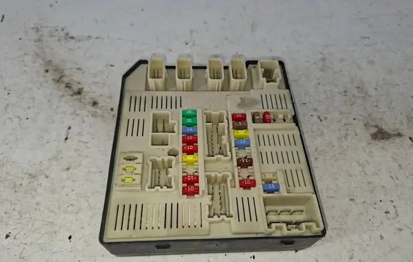 Renault Laguna III Fuse module 284B60012R 519134415 3400050298