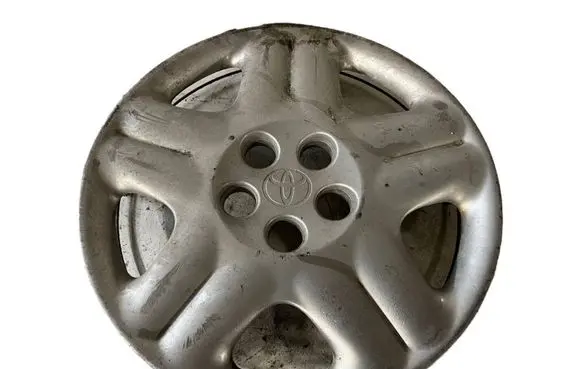 Toyota Avensis T220 R15 wheel hub/cap/trim 4260205080B