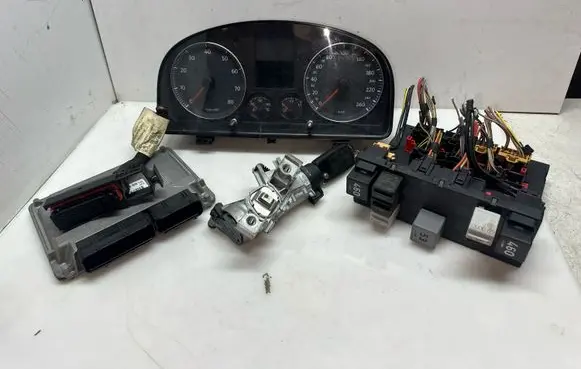 Volkswagen Touran I Engine ECU kit and lock set 06A906033GD