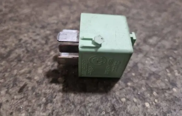 BMW 5 E39 Other relay 8373700