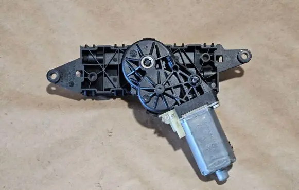 Mercedes-Benz SL R230 Folding roof motor 0390201950 120467501 1204467