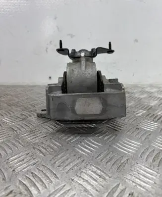 Toyota RAV 4 (XA50) Engine mount bracket