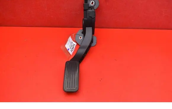 Accelerator throttle pedal