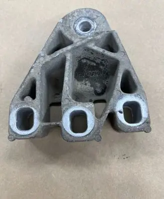 Volkswagen Transporter - Caravelle T5 Engine mounting bracket 7E0199207
