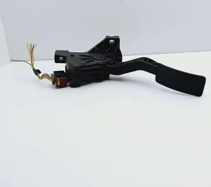 Accelerator throttle pedal