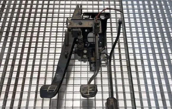 Volkswagen Transporter - Caravelle T4 Pedal assembly 701721315B