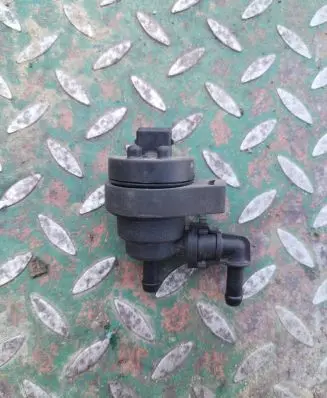 BMW 5 E39 Valve vacuum 1748875