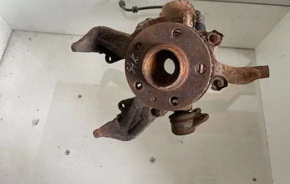 Front wheel hub spindle knuckle