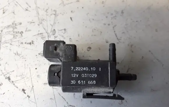 Engine mount vacuum valve