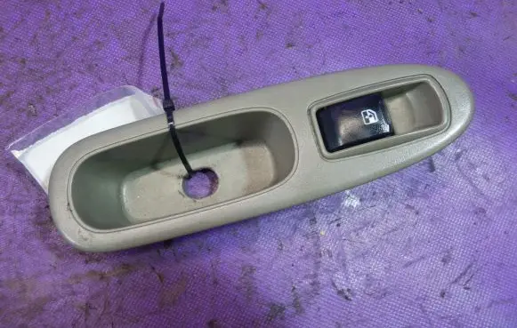Chevrolet Evanda Quarter vent window switch 