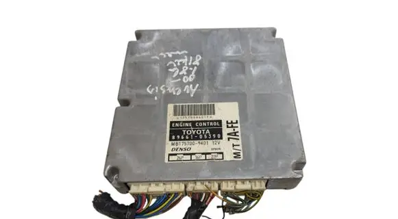 Toyota Avensis T220 Engine control unit/module 8966105390 MB1757009401