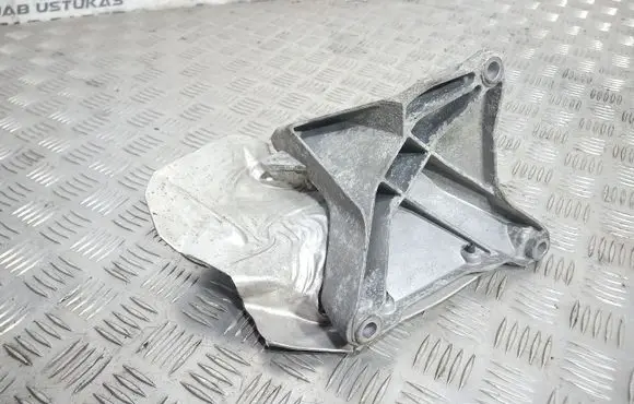 Audi A4 S4 B7 8E 8H Engine mounting bracket 8E0199308