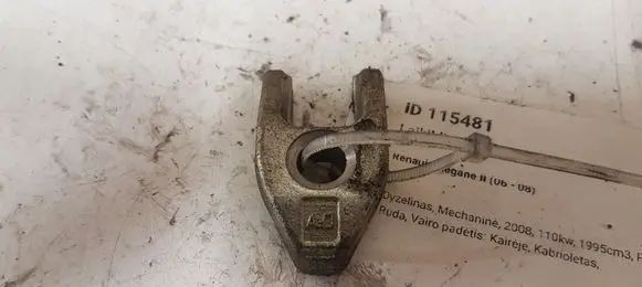 Renault Megane II Fuel Injector clamp holder