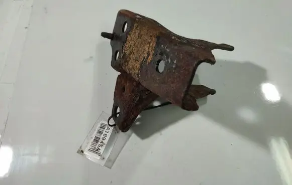 Nissan Almera Tino Engine mounting bracket 